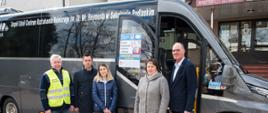 Na fotografii starosta Elżbieta Sadowska, wicestarosta Ryszard Domański oraz przedstawiciel Caritas Diecezji Drohiczyńskiej wraz z dwójką pracowników starostwa na tle autobusu z darami stojącego przed Starostwem Powiatowym w Sokołowie Podlaskim, który już za chwilę wyruszy w podróż do Chełma celem przekazania darów przedstawicielom Centrum Wolontariatu „Twórz Dobro” działającego przy Kolegium Lwowskim Narodowego Uniwersytetu Rolniczego w Horochowie w Ukrainie.