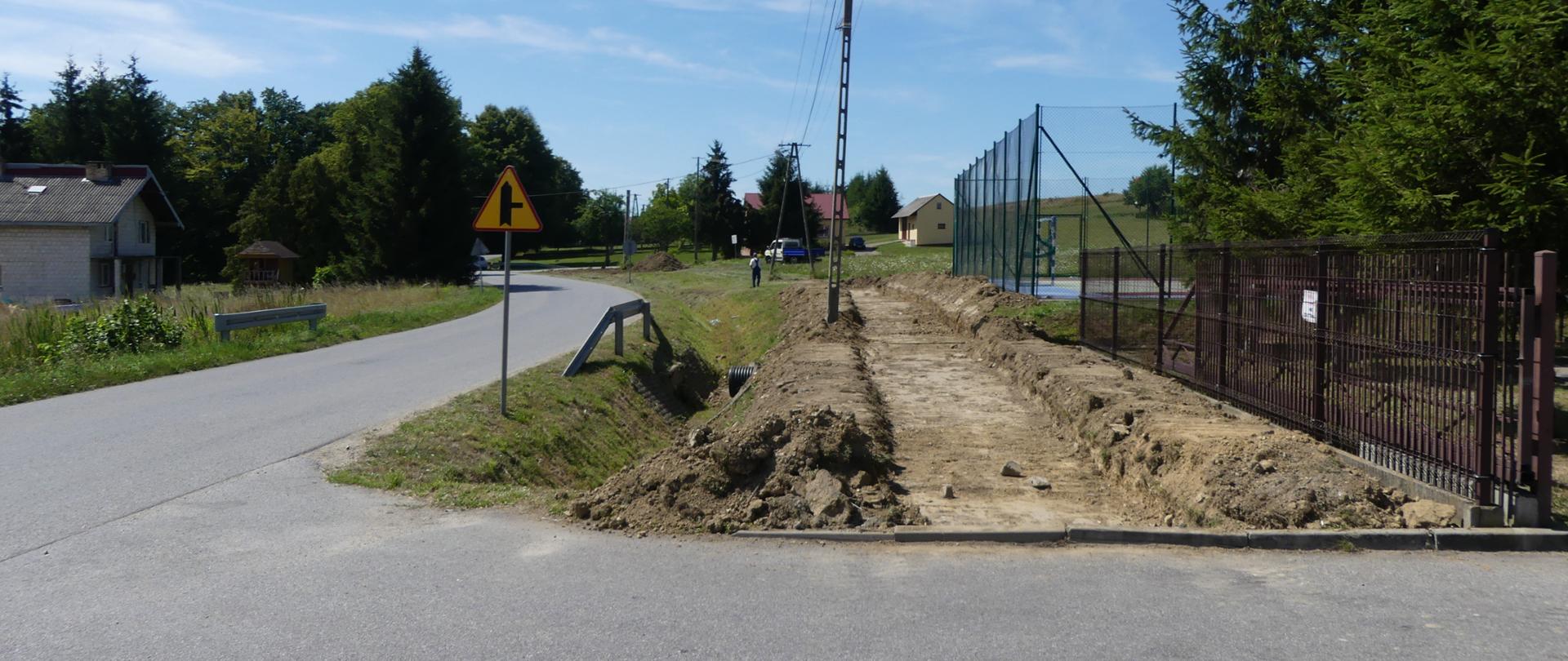 budowa chodnika w Nienaszowie