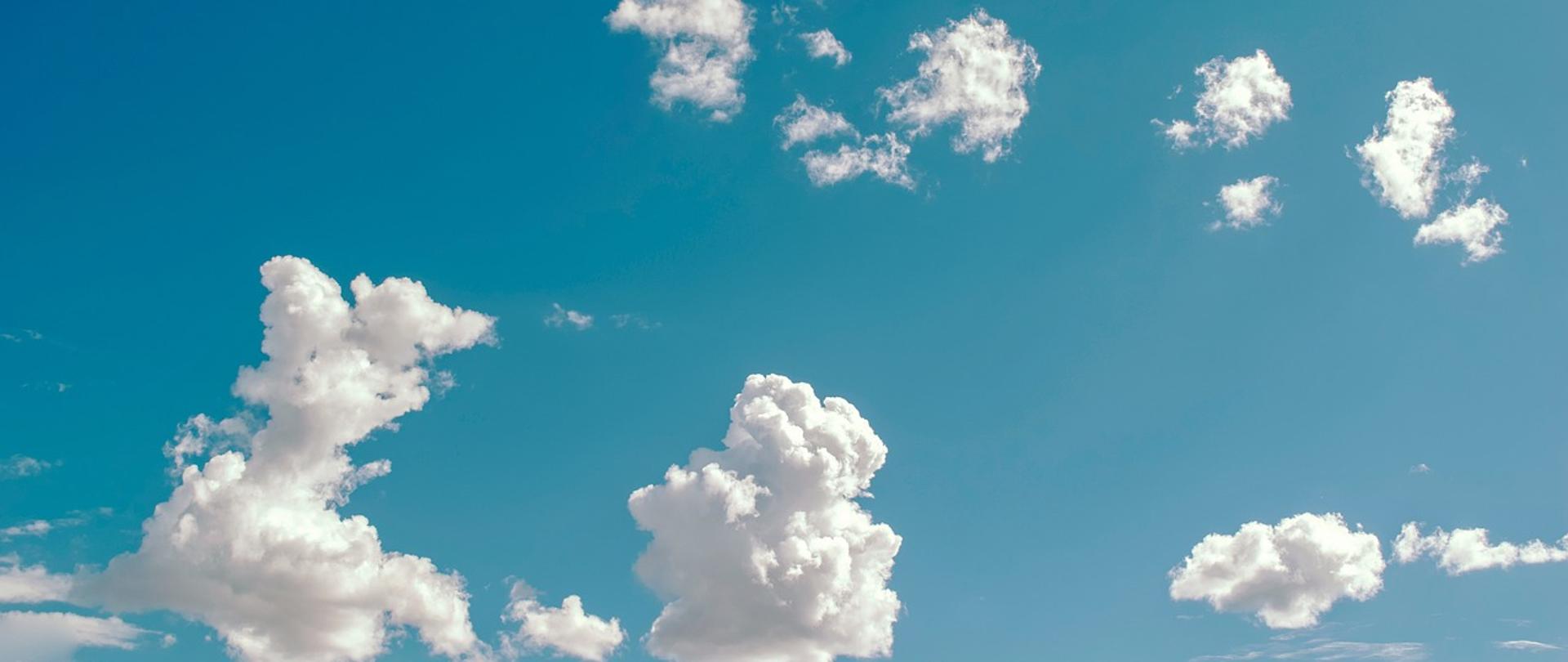 Zdjęcie przedstawia chmury na niebie