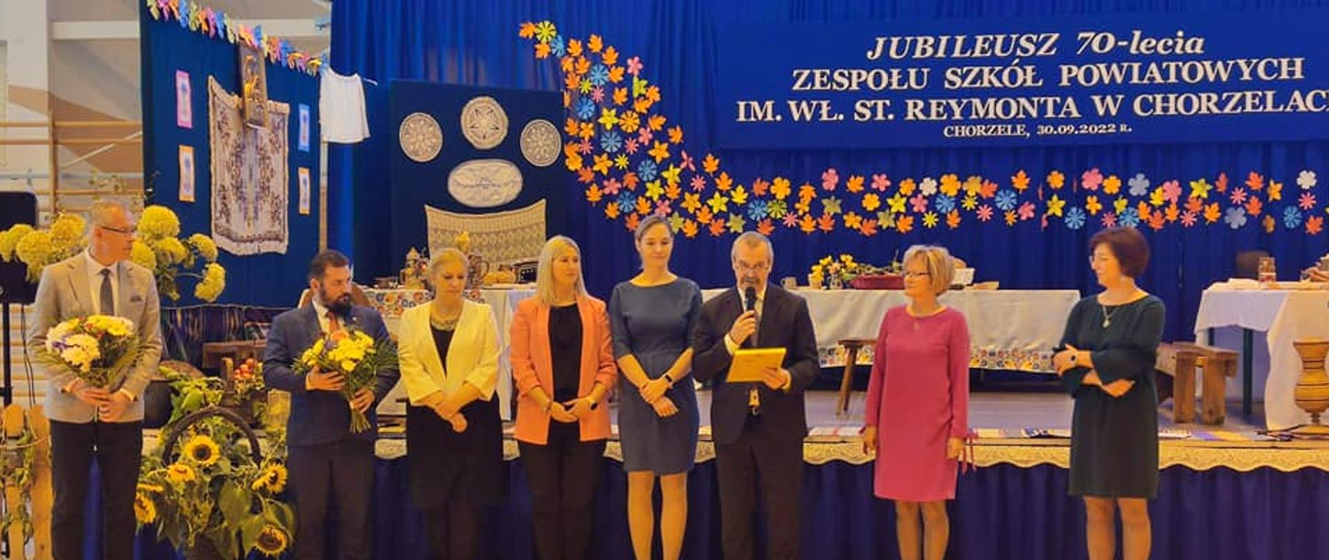 Delegacja samorządu Powiatu Przasnyskiego złożyła dyrekcji kwiaty oraz serdeczne gratulacje
życzenia okolicznościowe dla całej społeczności ZSP w Chorzelach oraz symboliczne kwiaty.