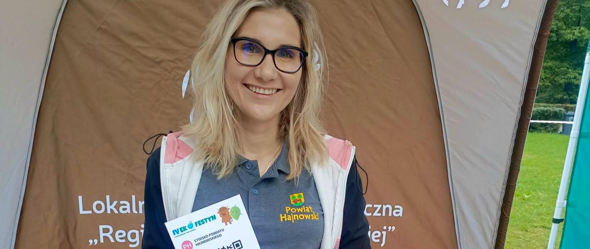 Pracownik starostwa prezentuje stoisko samorządu