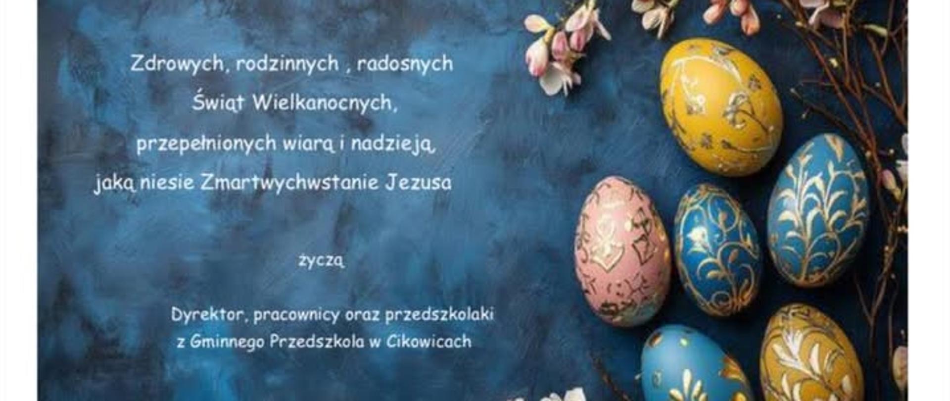na niebieskim tle lezą pisanki i są napisane życzenia