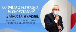Grafika obrazująca tekst poświęcony wypowiedzi Starosty Krzysztofa Bieńkowskiego dotyczącej sytuacji pływalni w Chorzelach. W grafice wykorzystano zdjęcie frontu budynku pływalni w Chorzelach. U góry po prawej stronie napis: "Co dalej z pływalnią w Chorzelach - Starosta wyjaśnił podczas XLIX Sesji Rady Powiatu Przasnyskiego", po lewej stronie zdjęcie przemawiającego Starosty Przasnyskiego Krzysztofa Bieńkowskiego.