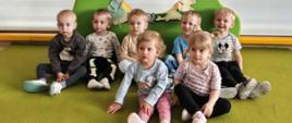 dzieci podczas ferii zimowych spędzają czas w żłobku