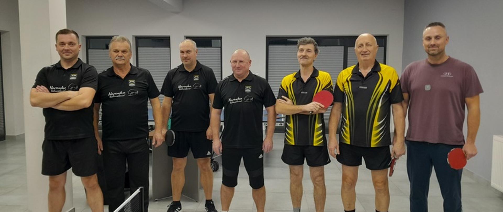 Przedstawiciele z klubów Narewka - Hajnówka pozują do wspólnego zdjęcia