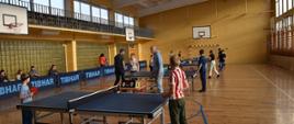 Rozgrywki w kategorii szkoły podstawowe - uczestnicy stoją przy stołach 