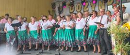 Seniorzy podczas występu artystycznego na scenie