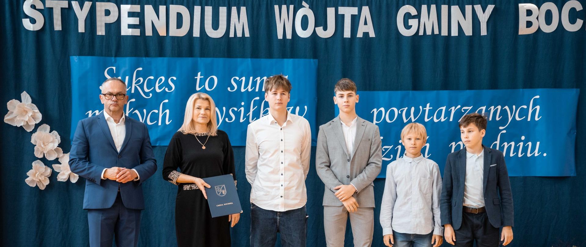 uczniowie z Panią Dyrektor i Wójtem Gminy Bochnia