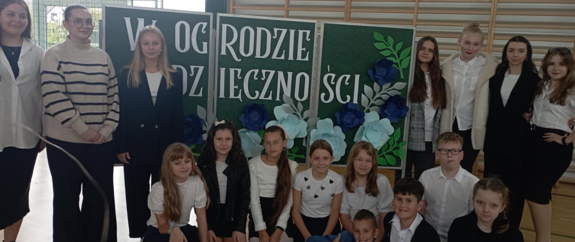 Uczniowie, biorący udział w występie