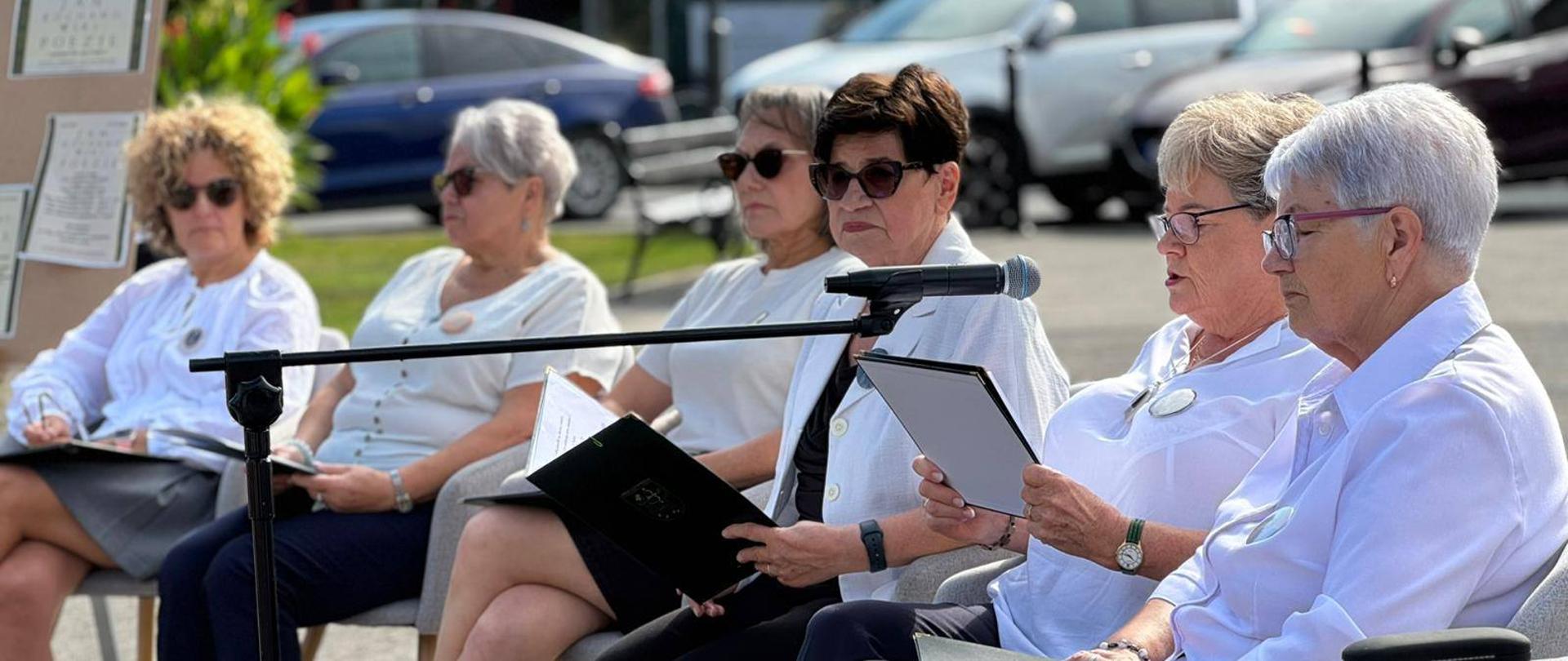 zdjęcie przedstawia panie czytające poezje Jana Kochanowskiego podczas czytania narodowego 2025
