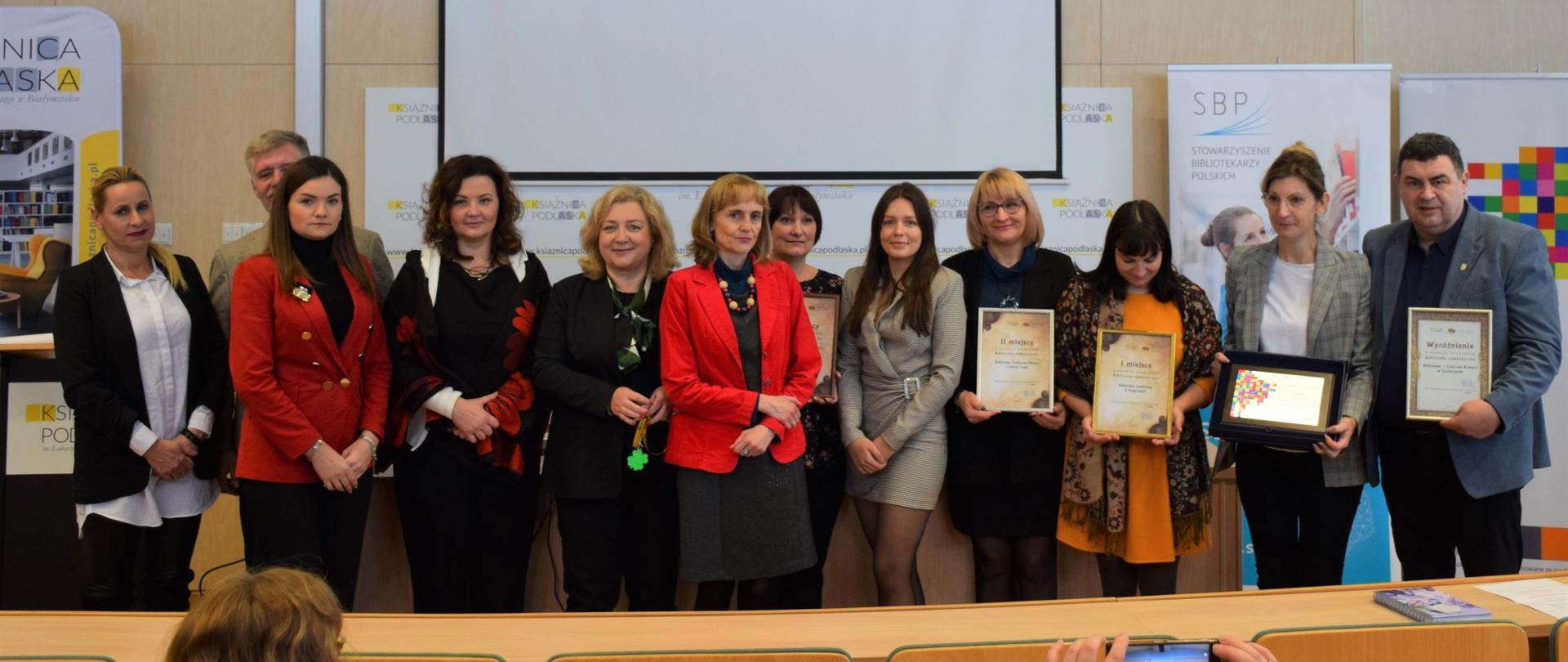 Grupowe zdjęcie nagrodzonych
