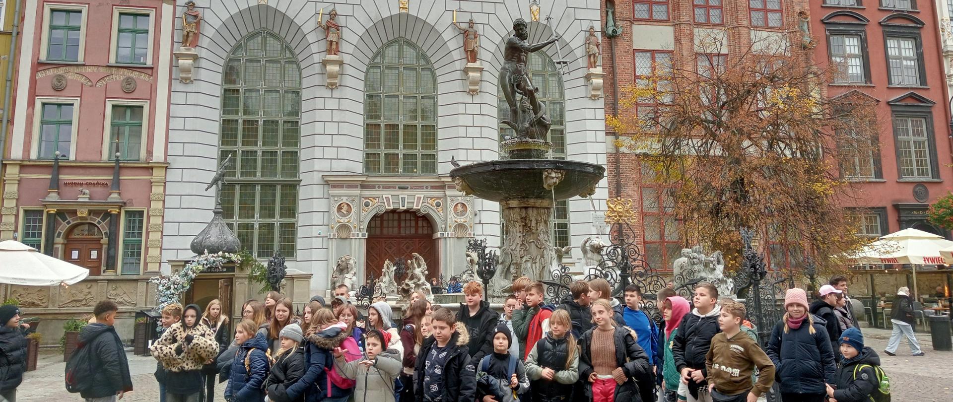 Zdjęcie grupowe pod pomnikiem Neptuna