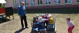Na zdjęciu widzimy grupę dzieci bawiące się na placu zabaw 
