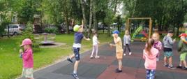 Rekreacja na placu zabaw - dzieci puszczają bańki
