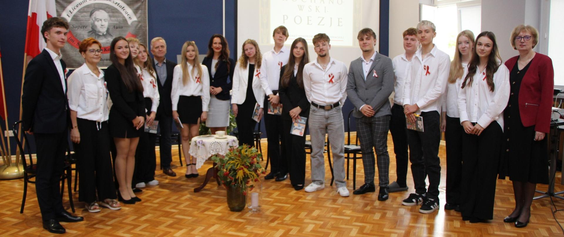 na zdjęciu uczestnicy Narodowego czytania w I Liceum Ogólnokształcącym w Zambrowie