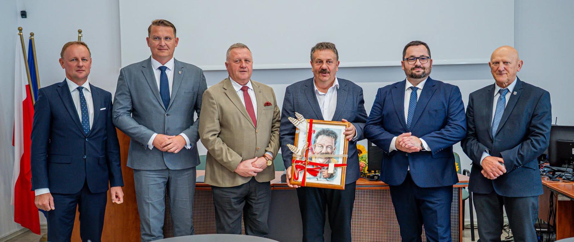 Za wieloletnią pracę i zaangażowanie Aleksandrowi Jasińskiemu podziękował Zarząd Powiatu Gorlickiego: Starosta Mirosław Waląg, Wicestarosta Marcin Krzemiński, Etatowy Członek Zarządu Marek Ludwin, Członek Zarządu Krzysztof Flądro oraz Bogusław Bochenek.