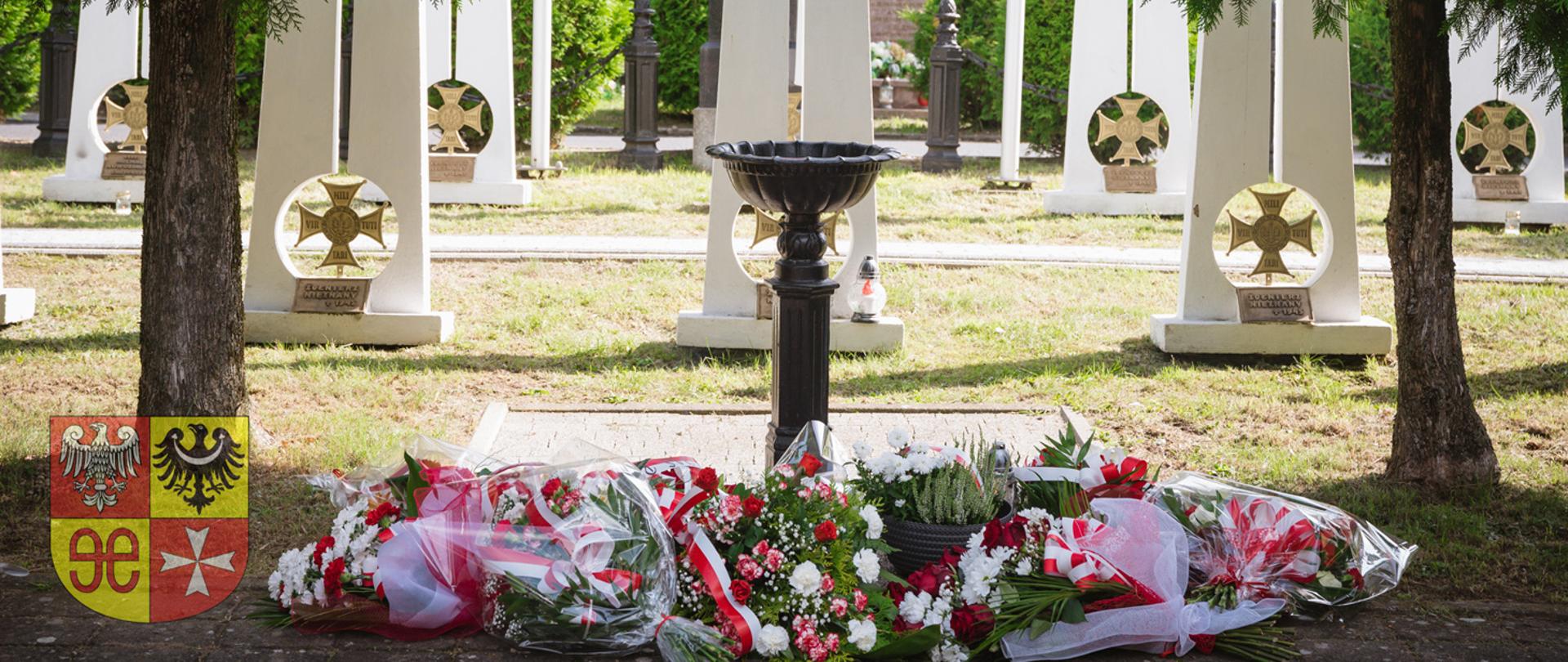 kwiaty pod pomnikiem żołnierzy