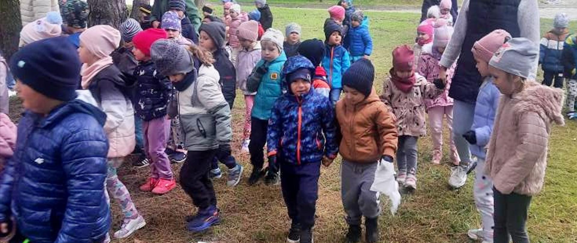 dzieci podczas akcji sprzątania świata