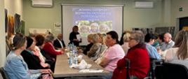 Celebrujemy Dzień Rodzicielstwa Zastępczego - rodzice siedzą w sali konferencyjnej Akademii Przyrody