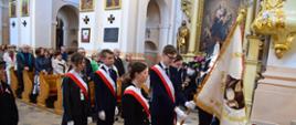 Poczet sztandarowy Szkoły Podstawowej im. Waleriana Łukasińskiego w Mordach, w oddali m.in.: Burmistrz Miasta i Gminy Mordy Jan Paweł Ługowski, Przewodnicząca Rady Miejskiej w Mordach Katarzyna Kotowska, Dyrektor Zespołu Oświatowego w Mordach Alina Wołosz, Wicedyrektor Jolanta Kobak.