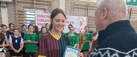 Moment wręczania medali i statuetek