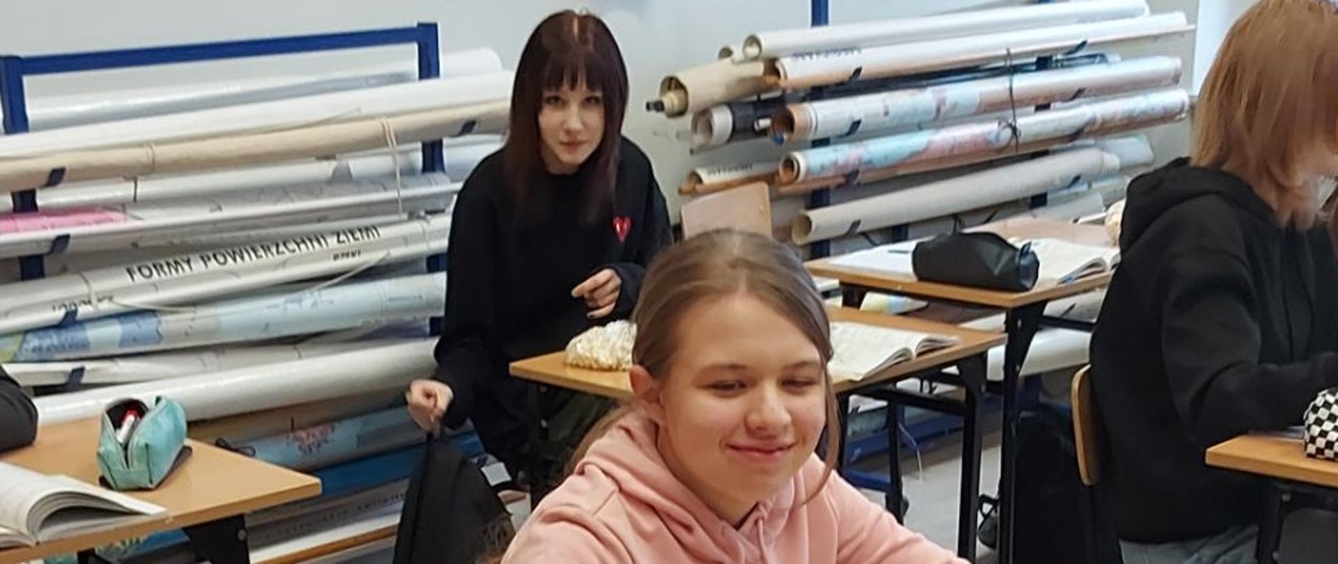 Uczniowie klasy 8 częstujący się popcornem