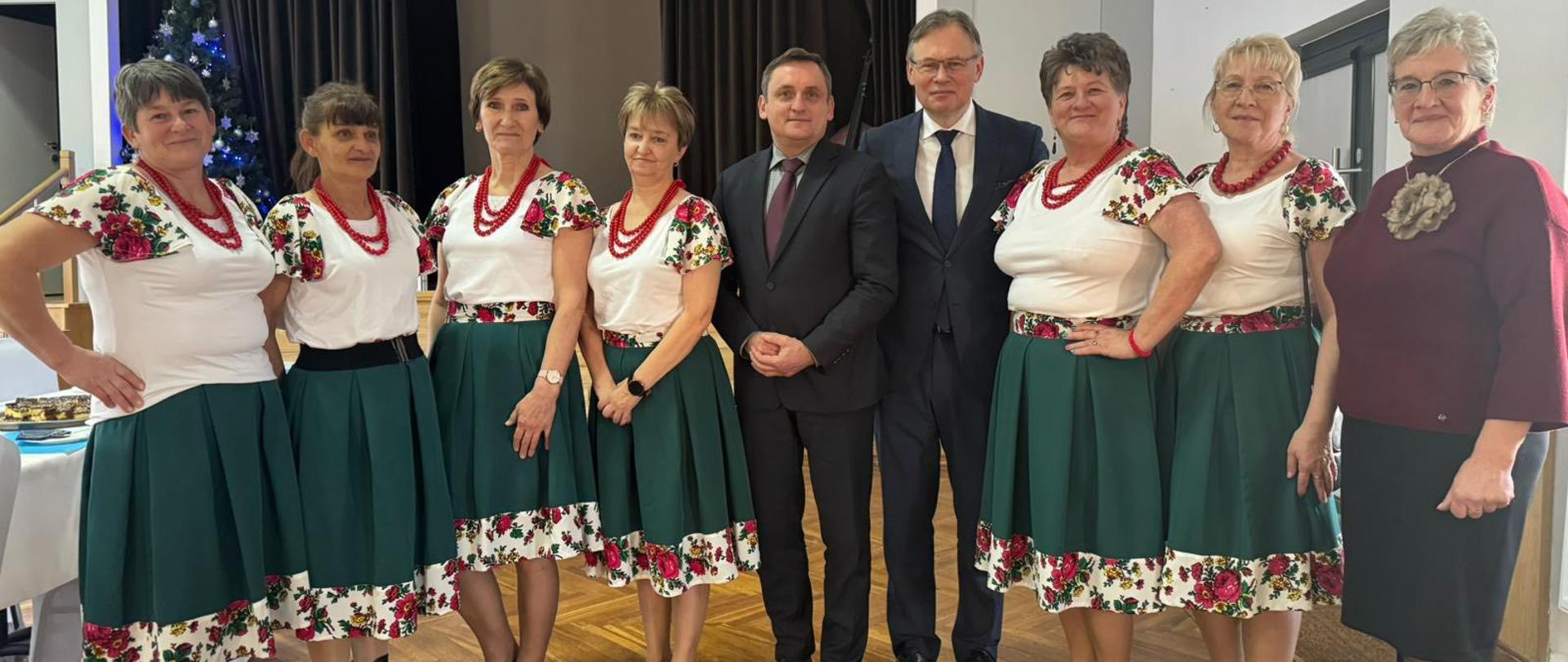 Członkinie Koła Gospodyń Wiejskich Jadowniki Mokre w strojach ludowych z przedstawicielami władz podczas wręczenia nagrody „Bilet do Brukseli” w Gminie Wietrzychowice.
