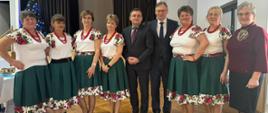 Członkinie Koła Gospodyń Wiejskich Jadowniki Mokre w strojach ludowych z przedstawicielami władz podczas wręczenia nagrody „Bilet do Brukseli” w Gminie Wietrzychowice.
