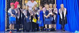 seniorzy podczas występów artystycznych na koncercie charytatywnym