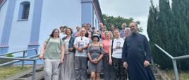 Uczestnicy wycieczki pozują przed cerkwią