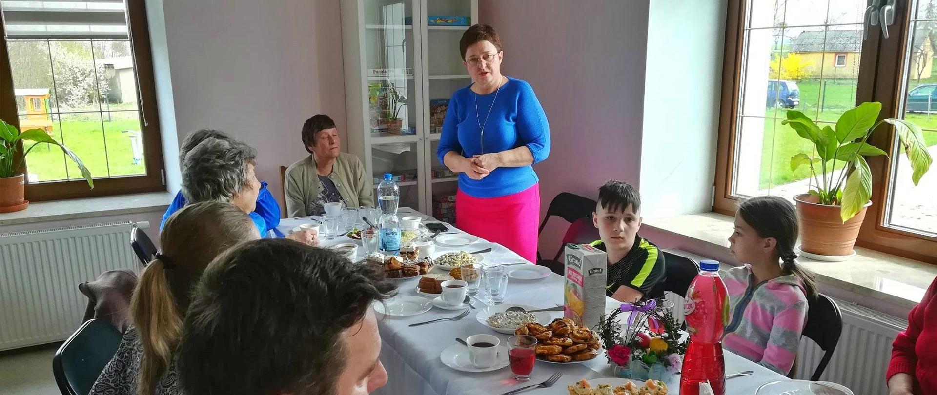 ludzie przy stole podczas spotkania wielkanocnego