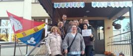 Delegacja z Niemiec przed budynkiem przedszkola pozuje do zdjęcia