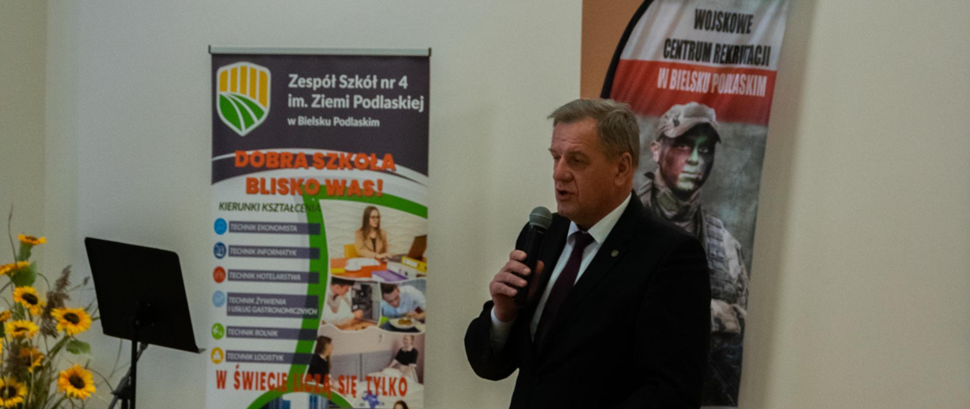 Starosta Sławomir Jerzy Snarski przemawia podczas wydarzenia „Zawód Żołnierz – to brzmi dumnie”