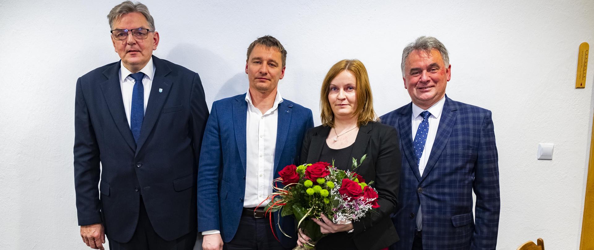 Od lewej: przewodniczący Rady Miasta i Gminy Margonin Jerzy Staniewski, zastępca burmistrza Margonina Łukasz Malczewski, skarbnik gminy Margonin Karolina Włodarska-Wojtecka (trzymająca bukiet kwiatów), burmistrz Margonina Janusz Piechocki