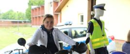 Dziewczynka siedzi na policyjnym quadzie, pozuje do zdjęcia