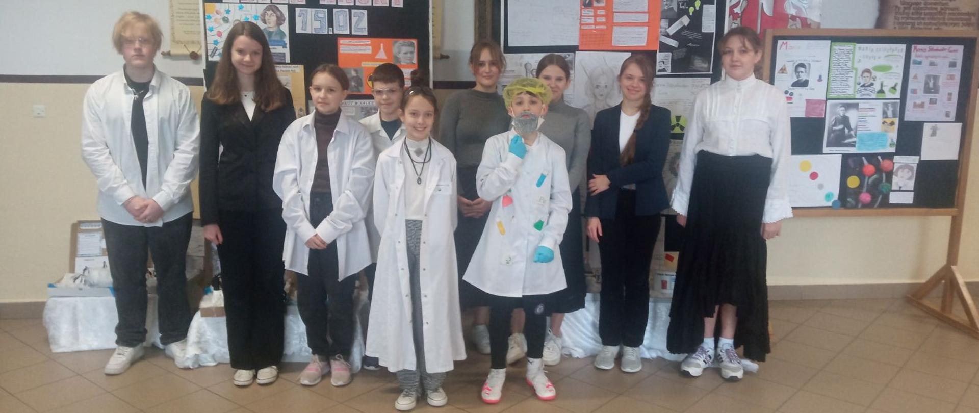 Na zdjęciu uczniowie klas 4 – 8 przebrani za wybranego naukowca