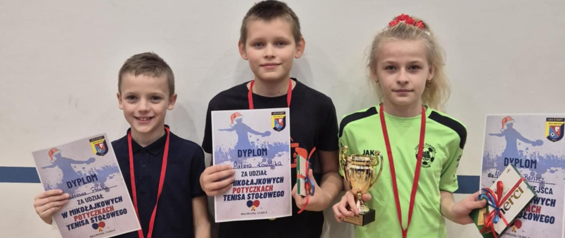 Wspólne zdjęcie laureatki turnieju i uczestników z kl. III