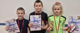 Wspólne zdjęcie laureatki turnieju i uczestników z kl. III