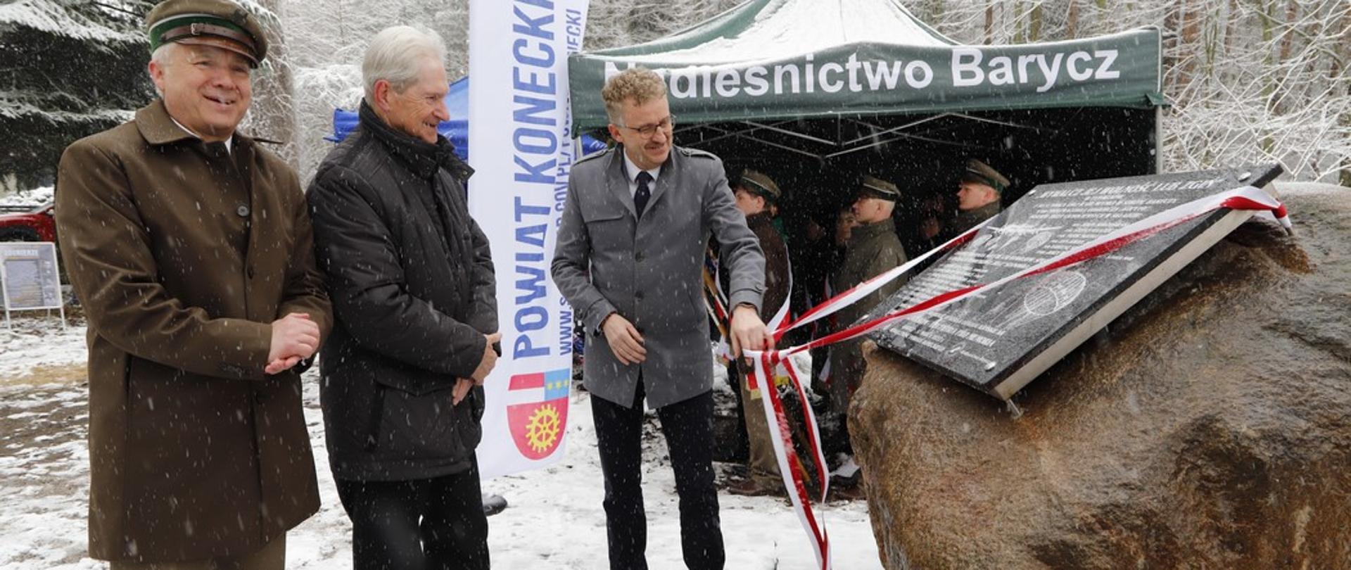Odsłonięcie tablicy pamięci poświęconej „Cichociemnym” w Baryczy