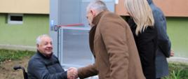 Starosta Polkowicki ściska dłoń mężczyźnie na wózku inwalidzkim