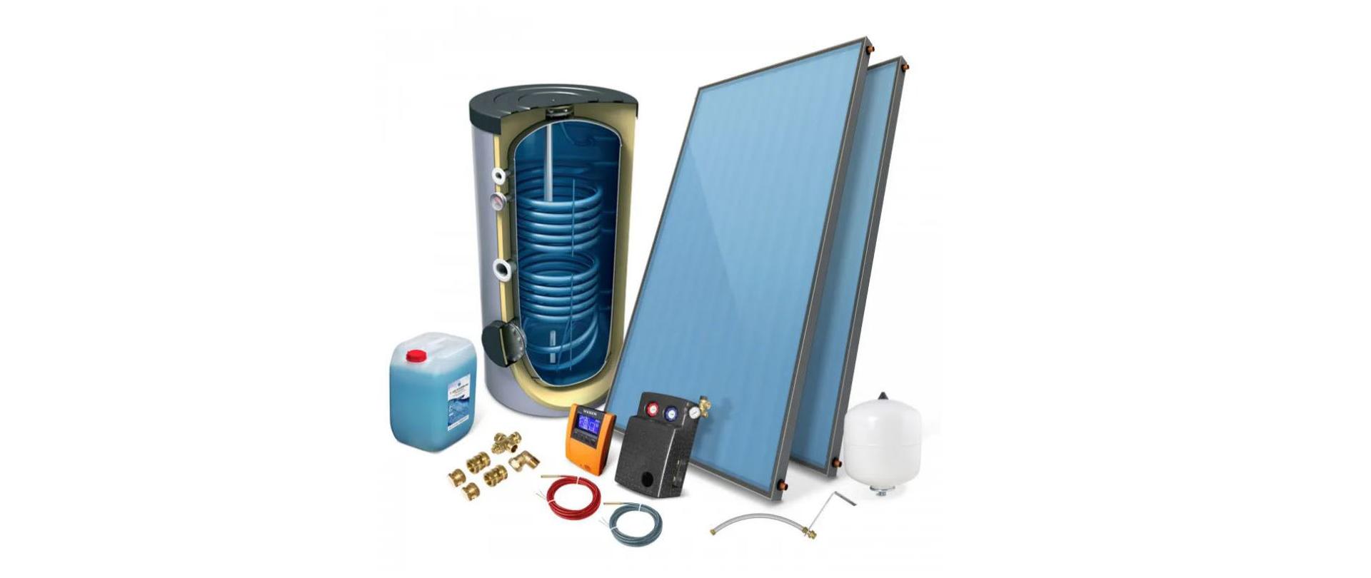Zdjęcie przedstawia elementy instalacji solarnej: zasobnik wody, zestaw pompowy ze sterownikiem, panele solarne, zbiornik wyrównawczy, oraz zbiornik z płynem grzewczym