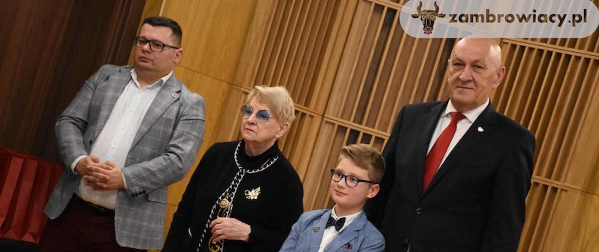 grupowe zdjęcie starosty z laureatem konkursu