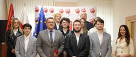 grupowe zdjęcie ze stypendystami Zespołu Szkół nr 1 w Zambrowie: