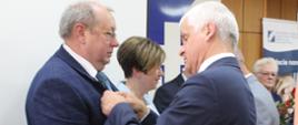 Moment wręczenia odznaki „Za Zasługi dla Ochrony Zdrowia”