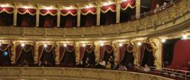 Uczniowie siedzą w loży Teatru im. Juliusza Słowackiego w Krakowie
