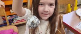 Przedszkolaki w trakcie warsztatów robienia kul dla ptaków - preznetują efekty prac