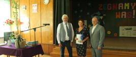 Członek delegacji z Niemiec, dyrektor ZSZ oraz Starosta Hajnowski pozują do wspólnego zdjęcia