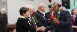 ZŁOTY JUBILEUSZ PAR MAŁŻEŃSKICH - Wręczenie Jubilatom kwiatów 