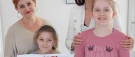 na zdjęciu od lewej dyrektor SOSW w Długoborzu ,Starosta Zambrowski oraz wychowankowie placówki