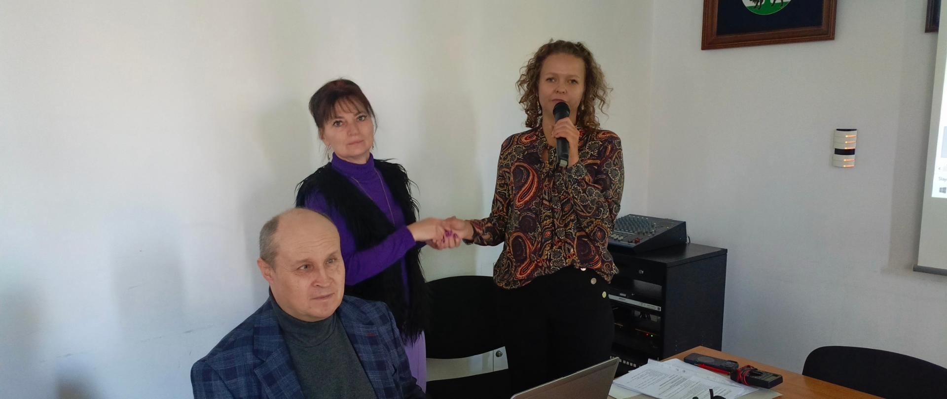 W trakcie ćwiczeń - Wójt Gminy Lucyna Smoktunowicz oraz Przewodnicząca Koła Alicja Plis prezentują, jak przywitać się z osobą niewidomą